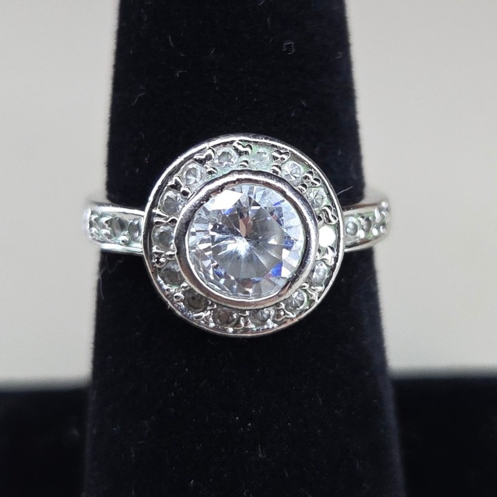 Silver Tone Round Cut Halo Bezel Set Solitaire Ring Size 7.5‎ Pavé Accents